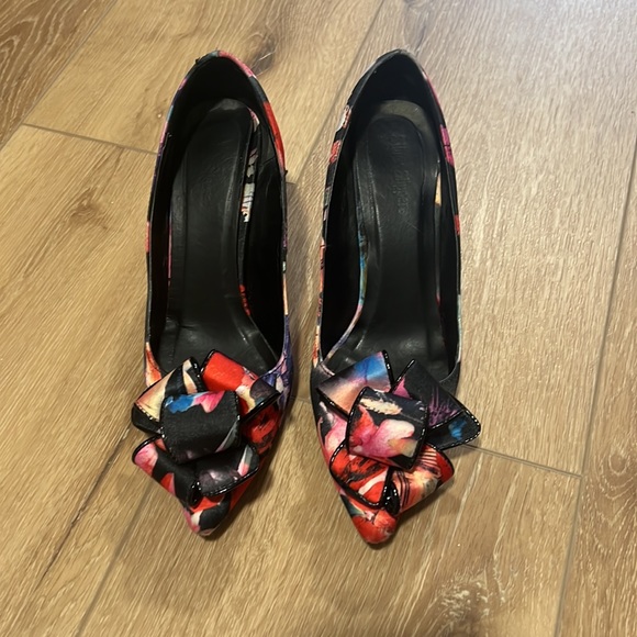 Floral Heels with Bow - Picture 2 of 7